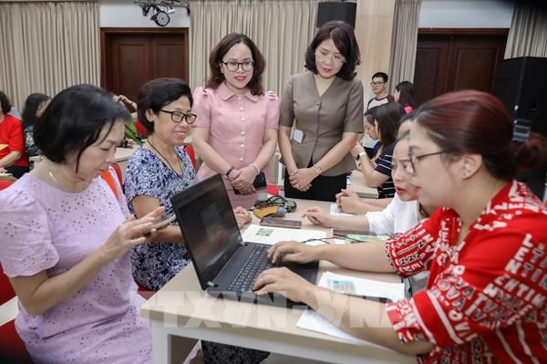 Người dân phấn khởi nhận phần quà 100 nghìn đồng