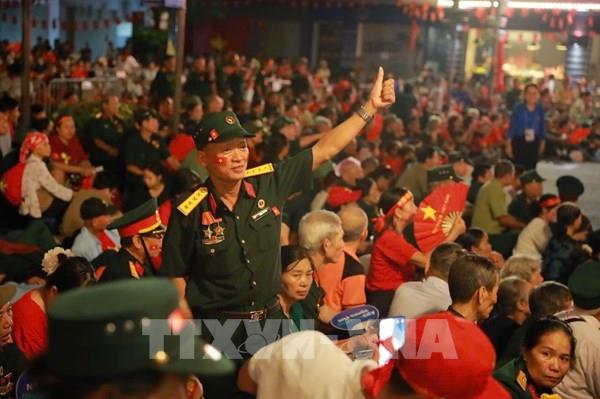 Các cựu chiến binh xúc động chờ đón diễu binh, diễu hành