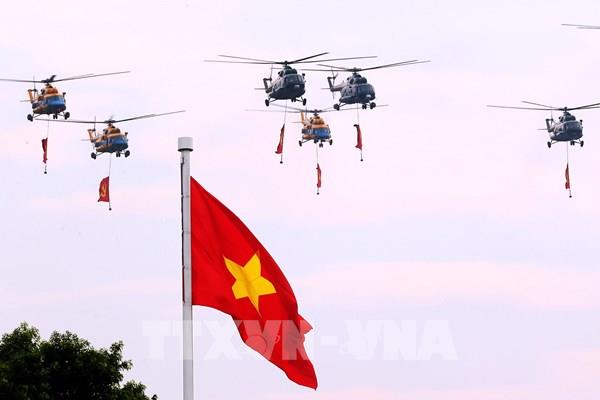 Màn trình diễn của các biên đội máy bay mở đầu chương trình diễu binh A80