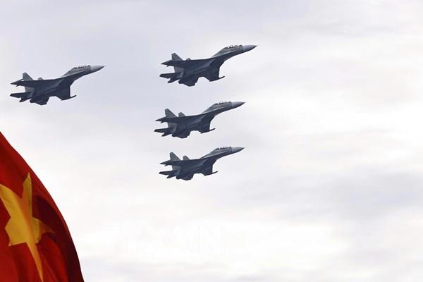 Màn trình diễn của các biên đội máy bay mở đầu chương trình diễu binh A80