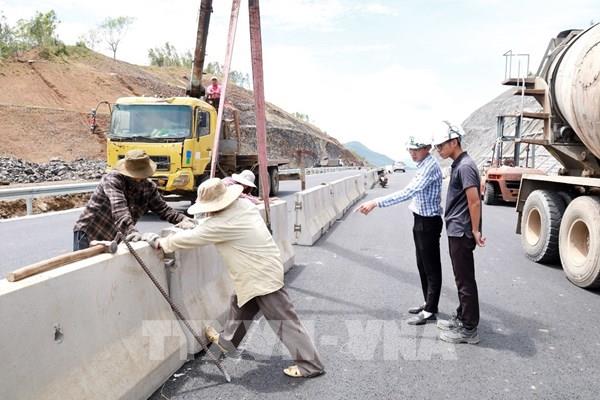 Quốc khánh 2/9: Tiếng máy vẫn rền vang trên công trường cao tốc
