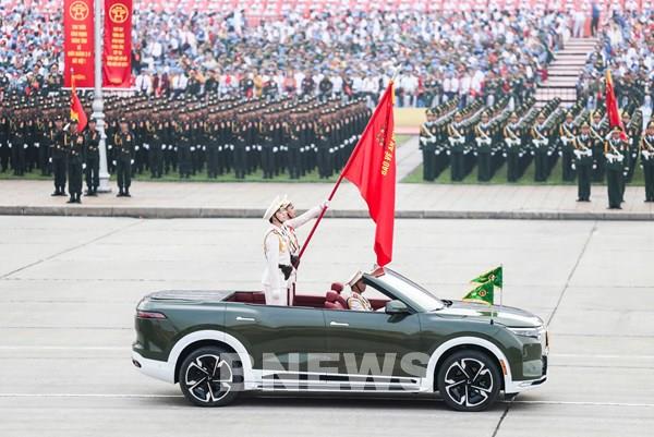 Xe điện Việt tỏa sáng trong lễ diễu binh 2/9