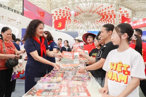 Khu trưng bày của TTXVN tại Triển lãm thành tựu Đất nước thu hút giới trẻ