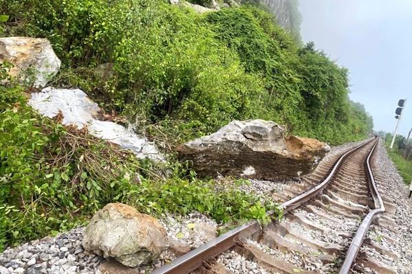 Bão số 10: Chạy lại đôi tàu đi Nam Ninh (Trung Quốc)