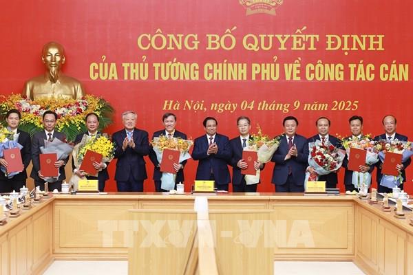 Thủ tướng trao Quyết định tiếp nhận, điều động, bổ nhiệm 8 lãnh đạo các bộ, cơ quan