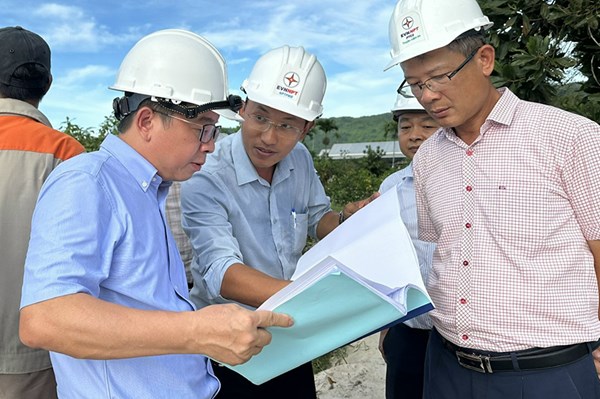 Tổng giám đốc EVNNPT động viên người lao động thi công Dự án Trạm biến áp 220kV Chân Mây và đường dây đấu nối
