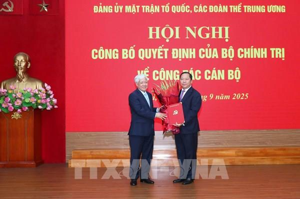 Trao quyết định bổ nhiệm Phó Bí thư  Đảng ủy MTTQ, các đoàn thể Trung ương cho đồng chí Nguyễn Phi Long
