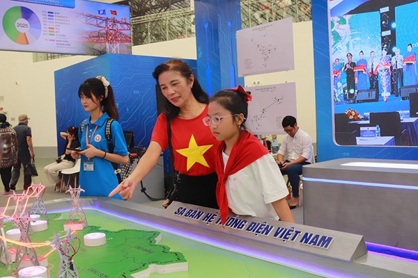 Gian trưng bày của EVN "hút khách" tại Triển lãm 80 năm thành tựu đất nước