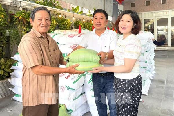 Những hạt gạo nghĩa tình ấm lòng người nhận