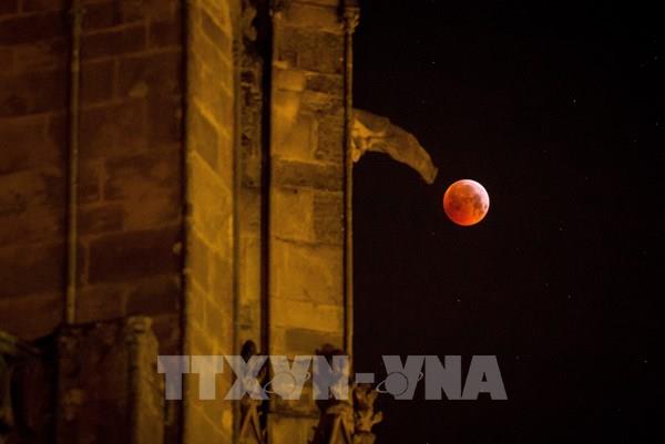 Đêm 7/9, người dân Việt Nam được chiêm ngưỡng hiện tượng “trăng máu” hiếm có
