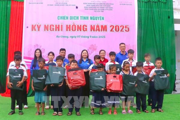 Ấm tình biên giới từ chiến dịch tình nguyện “Kỳ nghỉ hồng”