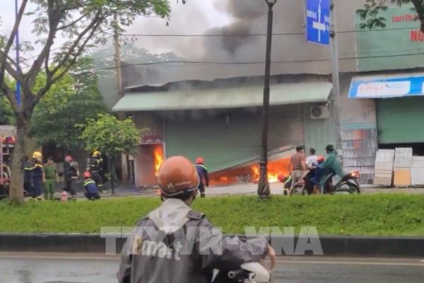 Cháy lớn kho chứa hàng, thiêu rụi nhiều tài sản