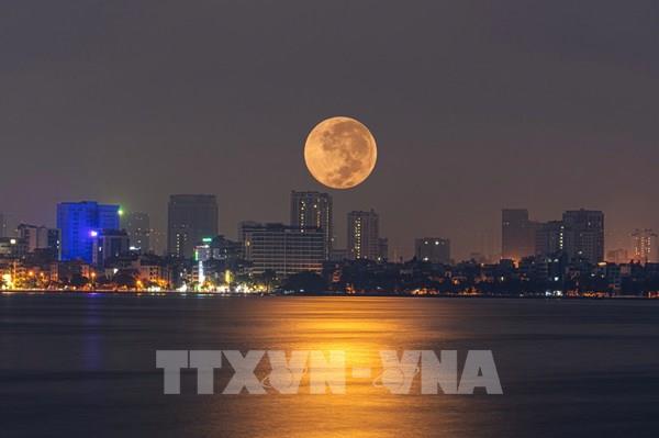 Quan sát siêu "trăng máu" tại Việt Nam