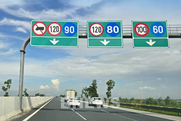 Từ 0 giờ ngày 9/9, xử phạt tài xế ô tô tải đi vào làn sát dải phân cách giữa