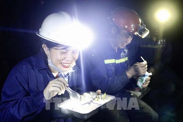 Phóng viên Thông tấn nỗ lực không ngừng để dòng tin chảy mãi