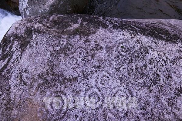 Bí ẩn những hình khắc cổ trên đá ở thôn Suối Cỏ