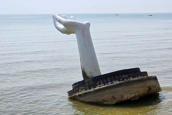 Lên phương án xử lý công trình gác canh hình dáng bàn tay ở biển Hải Tiến