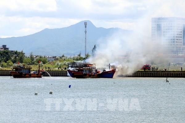 Cháy tàu cá đang neo đậu trên sông Nhật Lệ