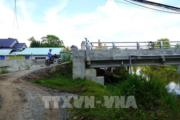 Cầu xây xong nhưng đường dẫn vẫn là nỗi mong chờ