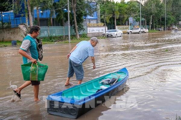 Người dân đi thuyền trên phố khi Cần Thơ ngập sâu bởi triều cường