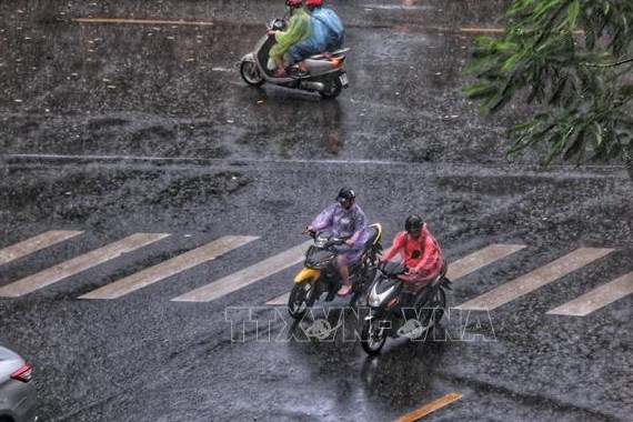 Cảnh báo mưa dông kèm lốc sét, gió giật mạnh khu vực nội thành Hà Nội