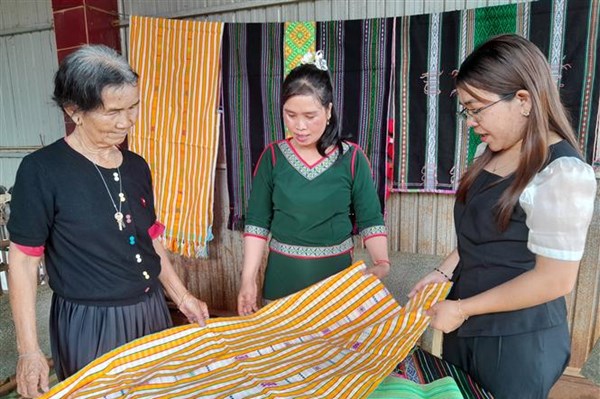 Giữ gìn, lan tỏa nét đẹp nghề dệt thổ cẩm qua nền tảng số