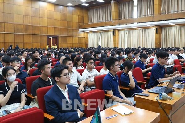 Sinh viên hào hứng với gói vay ưu đãi dành riêng cho ngành STEM