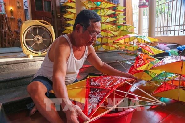 Giữ lửa đèn ông sao Báo Đáp giữa vòng xoáy hiện đại