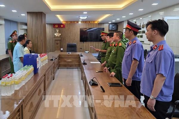 Khởi tố đối tượng sản xuất giấm ăn bằng axit công nghiệp pha nước giếng khoan