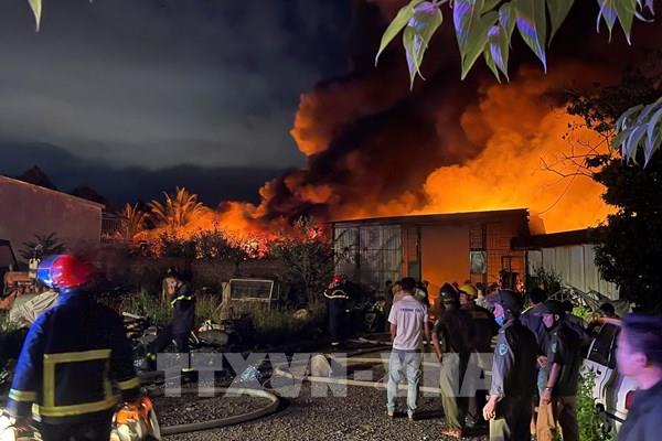 Cháy lớn tại kho phế liệu ở phường Đăk Cấm