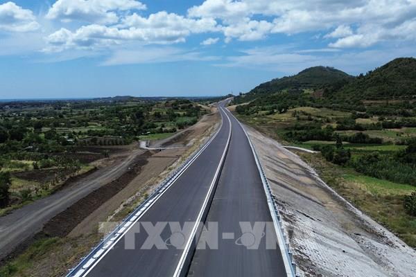 Cận cảnh cao tốc Chí Thạnh – Vân Phong sắp thông tuyến