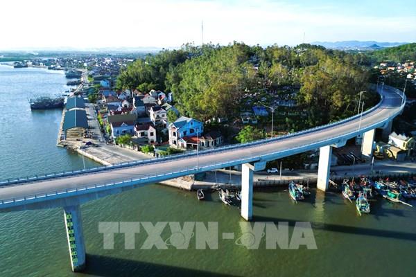 Vẻ đẹp cuốn hút của cầu Lạch Quèn bắc qua cửa biển