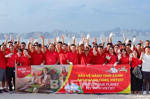 Vietjet tổ chức chiến dịch "Sải cánh xanh – Dọn sạch bãi biển"