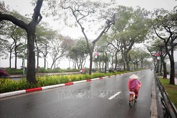 Cảnh báo mưa dông kèm lốc sét ở Hà Nội và lũ quét, sạt lở ở Phú Thọ và Lâm Đồng