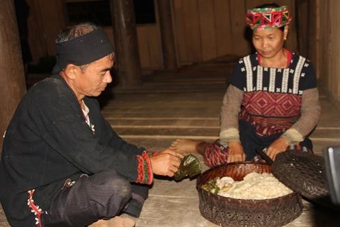 Giữ "hồn" nghề cốm, tạo sinh kế cho đồng bào vùng cao