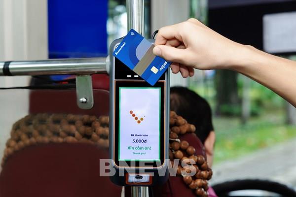Triển khai thanh toán thẻ NAPAS không tiếp xúc trên xe buýt