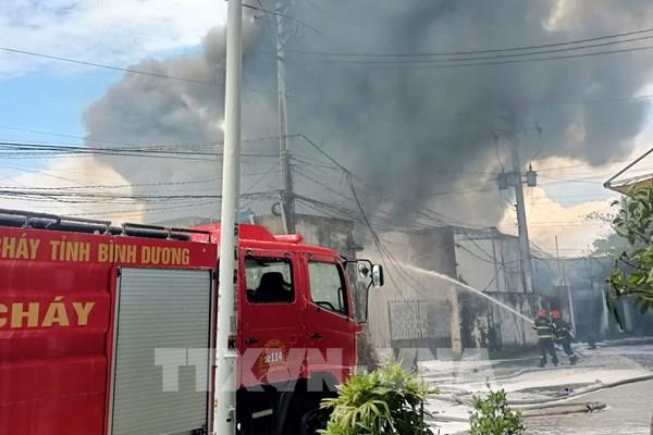 Cháy nhà xưởng gần khu dân cư và trường mầm non ở Thành phố Hồ Chí Minh