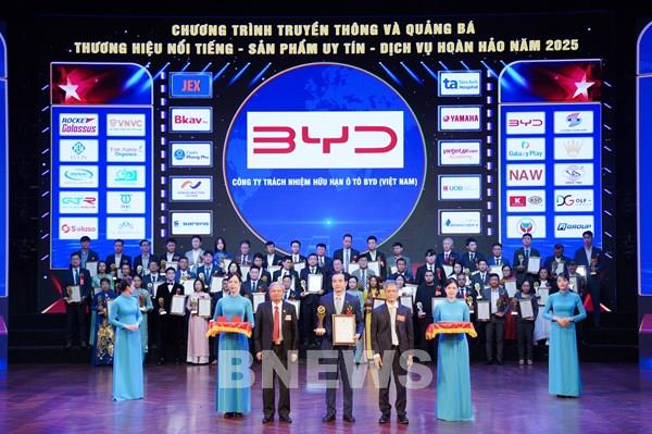 BYD Việt Nam thắng lớn với cú đúp giải thưởng Top 10 thương hiệu và dịch vụ 2025