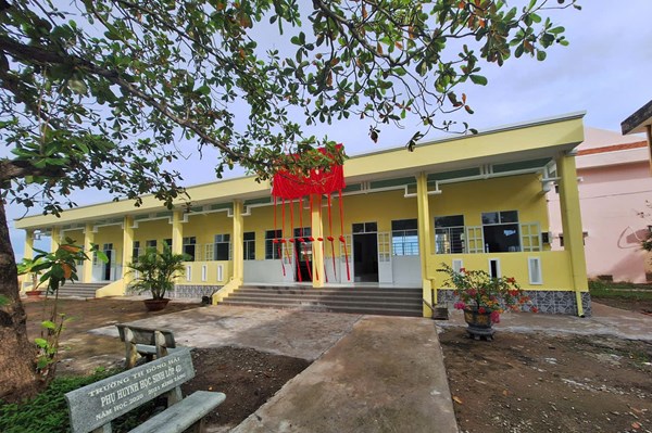 Central Retail Việt Nam bàn giao công trình lớp học cho Trường Tiểu học Đông Hải tại Cà Mau