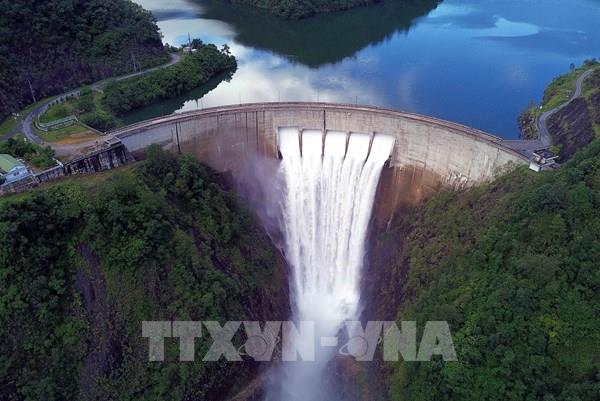 Hùng vĩ đập thủy điện Nậm Chiến