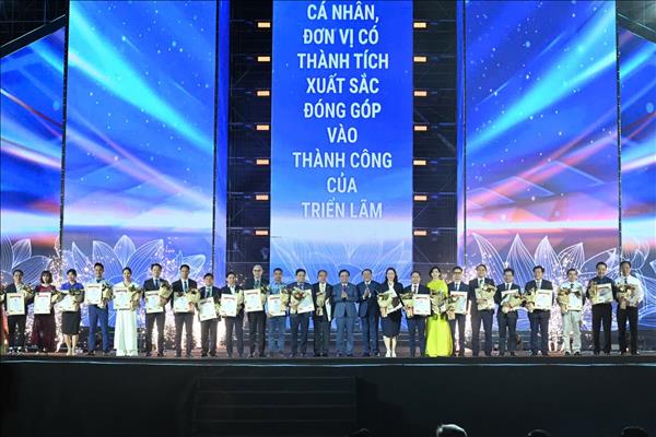 EVN nhận giải thưởng "Không gian trưng bày tiêu biểu" tại Triển lãm thành tựu đất nước 