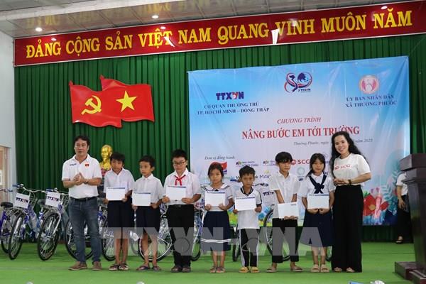 Chắp cánh con chữ cho trẻ em nghèo vùng xa