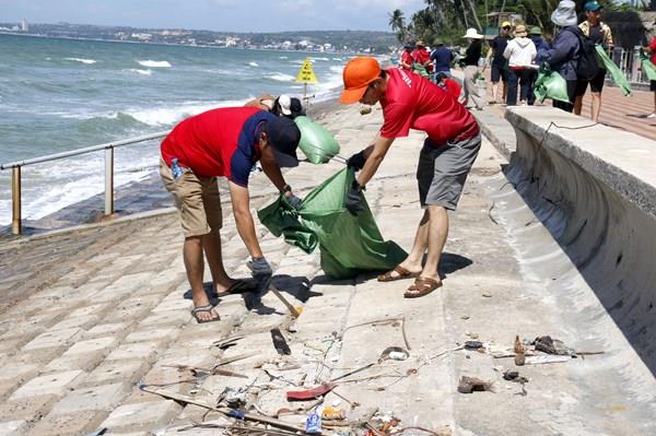 Sức trẻ cùng chung tay làm sạch biển