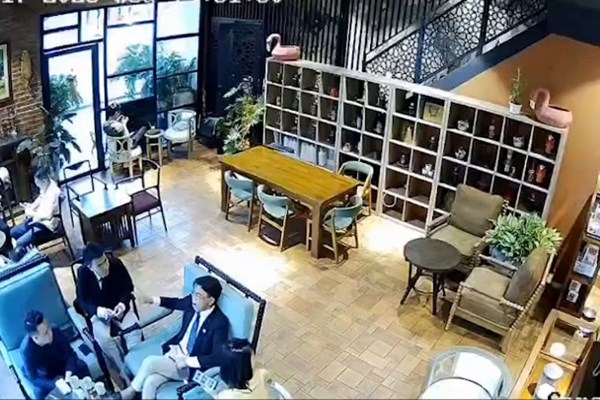 Tạm giữ hình sự đối tượng hành hung nhân viên quán cà phê