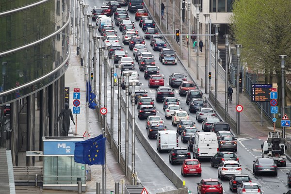 Brussels siết chặt kiểm soát, phạt nặng xe không đạt chuẩn môi trường