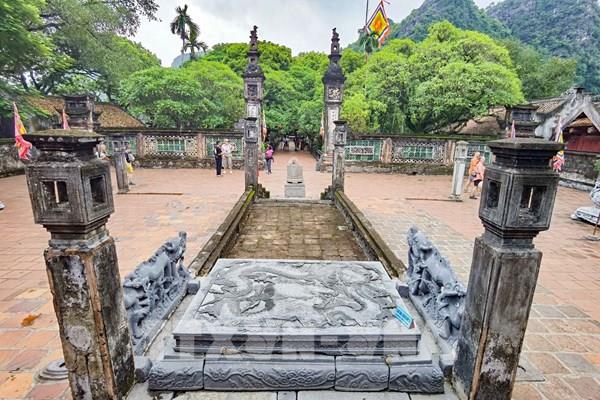 Chiêm ngưỡng bảo vật quốc gia “Long sàng đá” đền thờ vua Đinh Tiên Hoàng