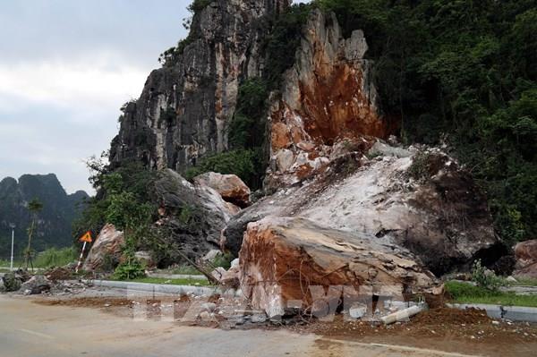 Sạt lở trên tuyến đường bao biển đẹp nhất Quảng Ninh