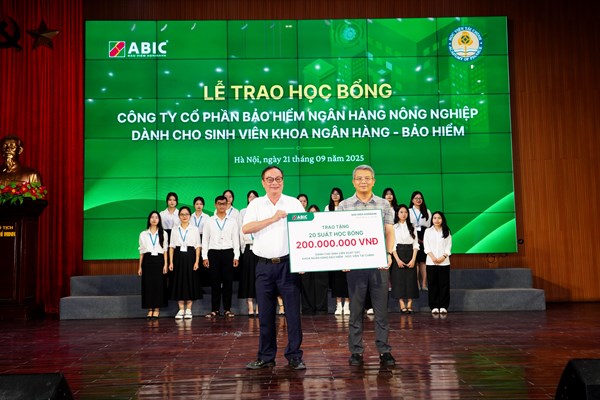 Bảo hiểm Agribank trao học bổng cho sinh viên Học viện Tài chính