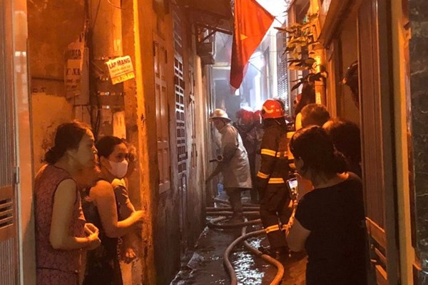 Cháy nhà 3 tầng ở Hà Nội, 6 người trong gia đình được giải cứu