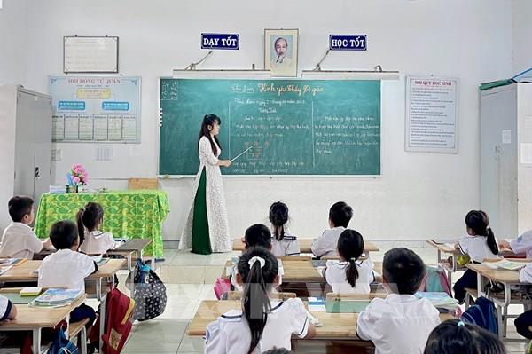 Giáo viên công lập sẽ dạy thêm tối đa bao nhiêu tiết mỗi năm?